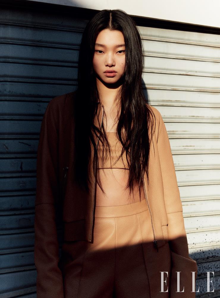 베이지 레더 블루종과 쇼츠, 브라톱은 모두 Hermès.