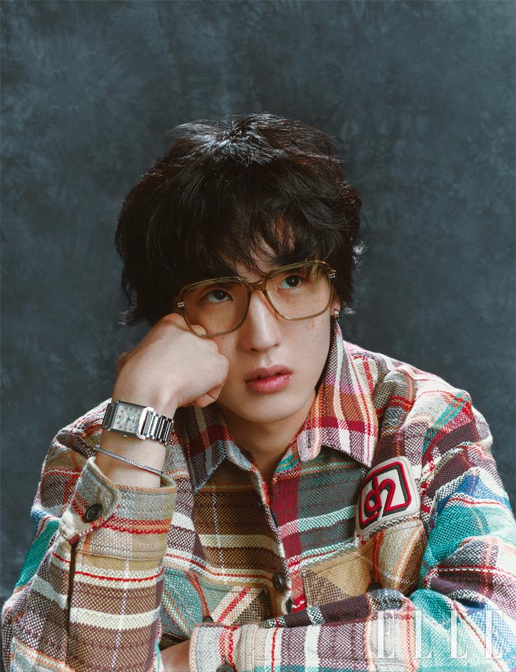 스테인리스스틸 소재의 ‘티파니 1837 메이커스’ 스퀘어 워치는 가격 미정, Tiffany & Co. 18K 화이트골드 다이아몬드 브레이슬릿은 가격 미정, Tasaki. 체크 셔츠는 1백72만원, Dsquared2. 브라운 프레임의 안경은 26만원, Gentle Monster.