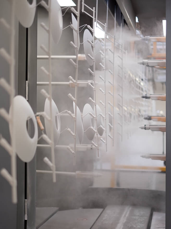 루이스 폴센의 인기 모델 PH 5의 컬러 작업이 진행되고 있다.