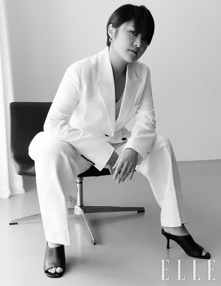 미니멀한 화이트 수트는 Moon Choi. 화이트 니트 톱은 8 by Yoox. 블랙 뮬은 Michael Michael Kors. 실버 이어링은 스타일리스트 소장품.