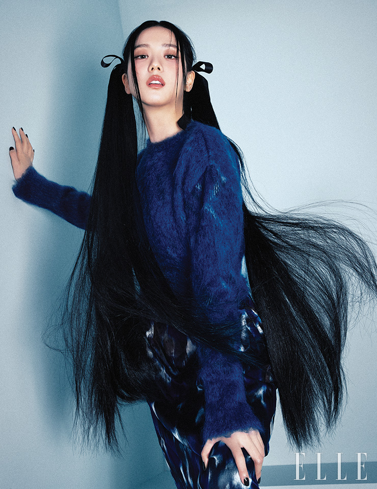 블루 스웨터와 멀티컬러 패턴의 미디스커트는 모두 Dior.