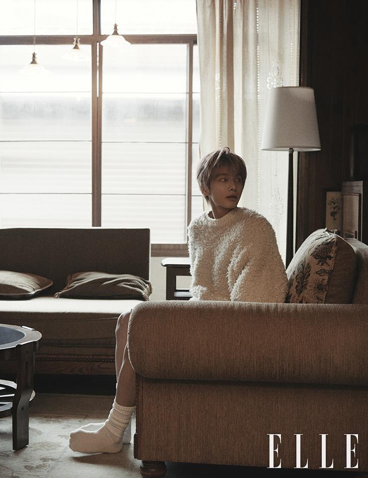 벌키한 아이보리 스웨터는 Isabel Marant Homme.