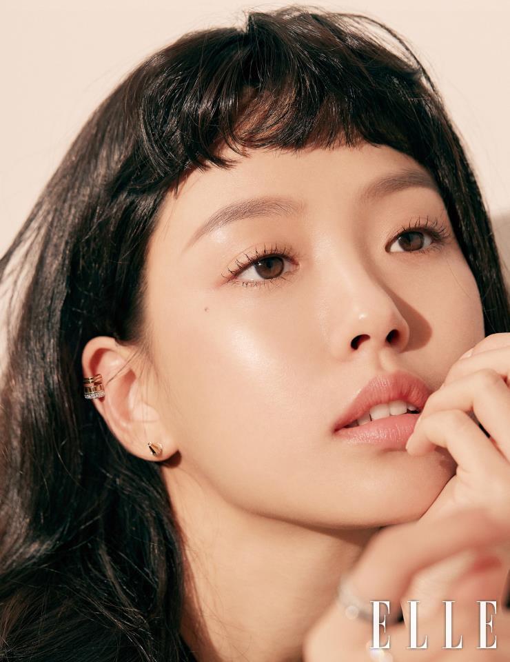 화이트 다이아몬드를 세팅한 옐로골드 콰트로 레디언트 싱글 클립 이어링, 브로치로도 사용할 수 있는 26개의 라운드 컷 다이아몬드를 세팅한 옐로골드 잭 드 부쉐론 스터드 이어링은 모두 Boucheron.