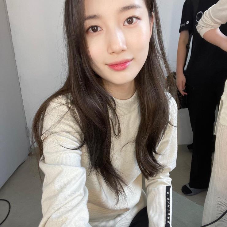 수지 인스타그램 @skuukzky