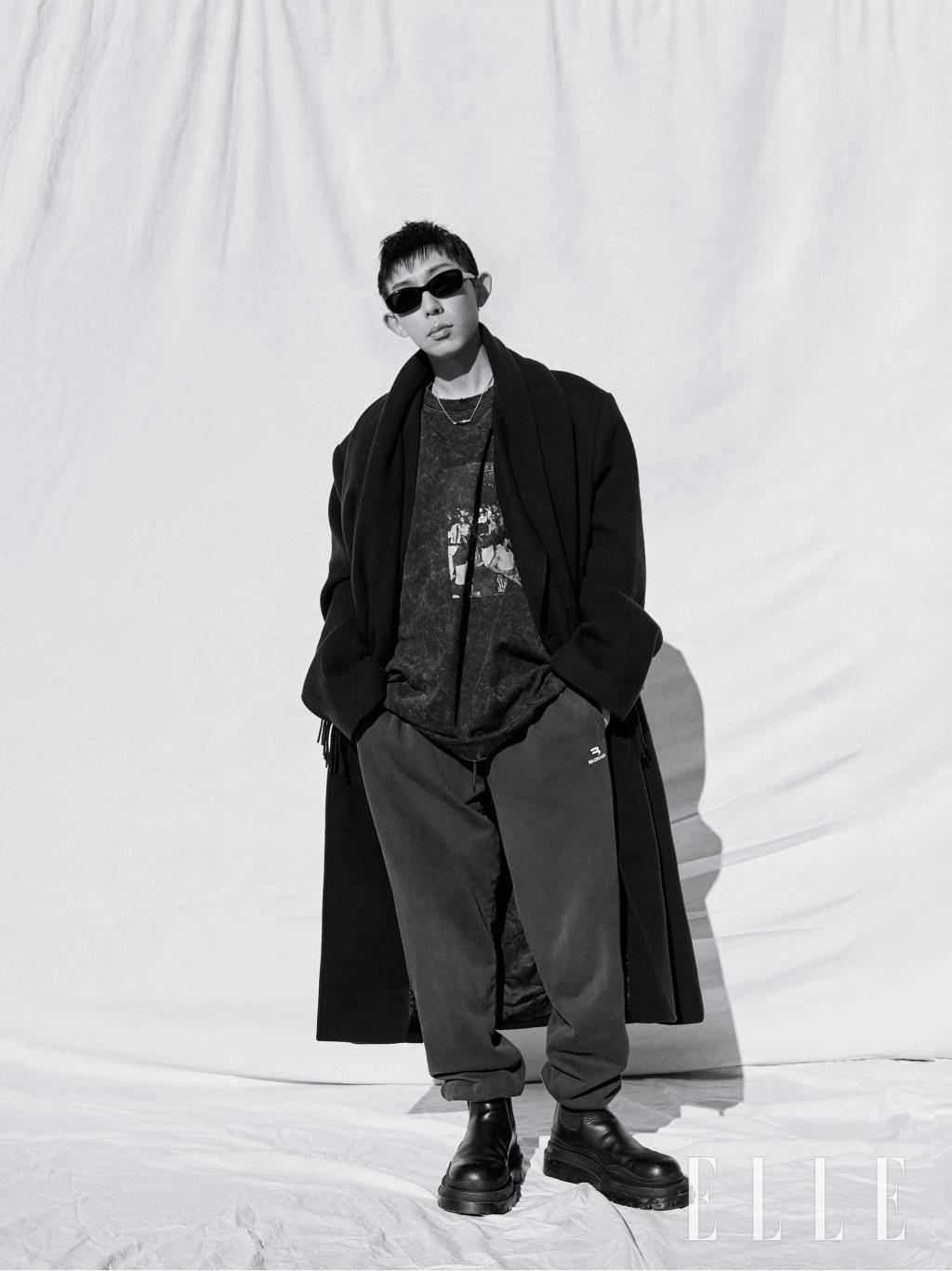 블랙 롱 코트와 트레이닝팬츠는 모두 Balenciaga. 티셔츠는 Honey Fucking Dijon. 선글라스는 Gentle Monster. 부츠는 Bottega Veneta. ‘잭 화이트 트리플 랩’ 네크리스는 Boucheron.