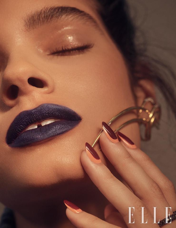 이보다 더 과감할 순 없다. 평소엔 잘 바르지 않는 블루 컬러 립스틱에 도전해 보자. Nars 매트 브론징 파우더, 사모아를 관자놀이부터 광대뼈를 감싸듯 넓게 펴 발라 딥 골든 브라운빛의 멋진 피부 톤을 표현한다. Gucci Beauty 봄므 아 레브르 립 밤, 1 조슬린 끌레르를 손끝에 묻혀 눈꺼풀을 터치해 광택감을 주고, Gucci Beauty 루즈 아 레브르 고티끄 립스틱, 708 빅토리아나 블루를 입술에 바른다. 이어링은 Misho. 