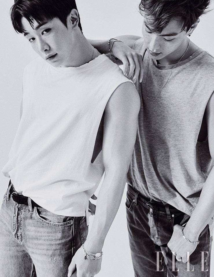 원호가 입은 화이트 슬리브리스 티셔츠는 COS. 데님 팬츠는 Levi’s. 벨트는 Saint Laurent by Mue. 목걸이는 Verutum.