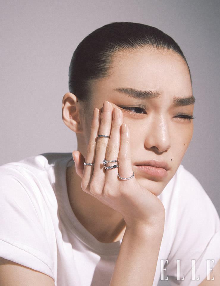검지에 낀 다이아몬드 세팅 ‘비 마이 러브’ 링, 중지에 낀 화이트골드 ‘비 마이 러브’ 링, 약 0.7캐럿의 브릴리언트 컷 다이아몬드를 세팅한 ‘비 마이 러브’ 솔리테어 링, 레이어드한 4mm 폭의 ‘비 마이 러브’ 링, 새끼손가락에 낀 2.5mm 폭의 ‘비 마이 러브’ 링은 모두 Chaumet.