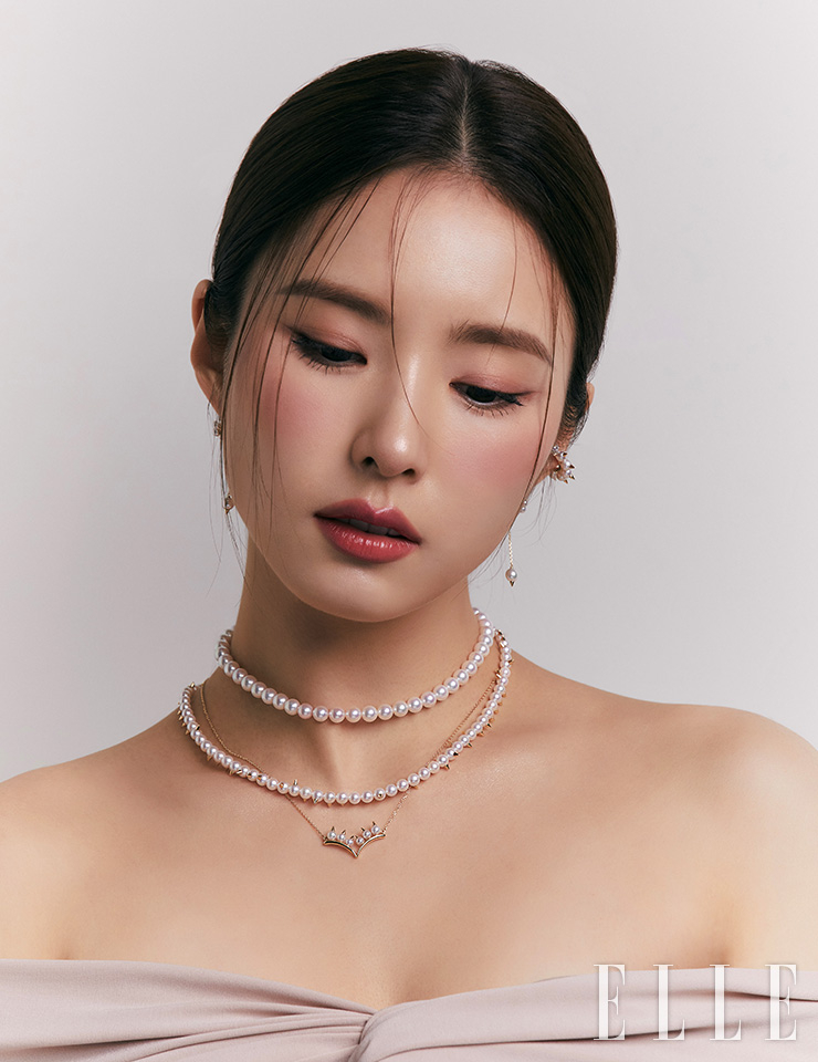 미니멀하면서도 모던한 무드를 자아내는 아 시크릿 진주 네크리스, 18K 옐로 골드에 아코야 진주와 가시 모티프를 더한 데인저 네크리스, 옐로 골드 바에 은은한 빛의 진주가 세팅되어 세련된 분위기를 자아내는 데인저 플러스 네크리스, 진주와 골드가 영롱한 빛을 발하는 데인저 트랩 이어링, 진주에 세팅된 골드 가시가 펑키한 매력을 드러내는 데인저 트라이브 이어커프는 모두 Tasaki. 톱은 Self-Portrait.