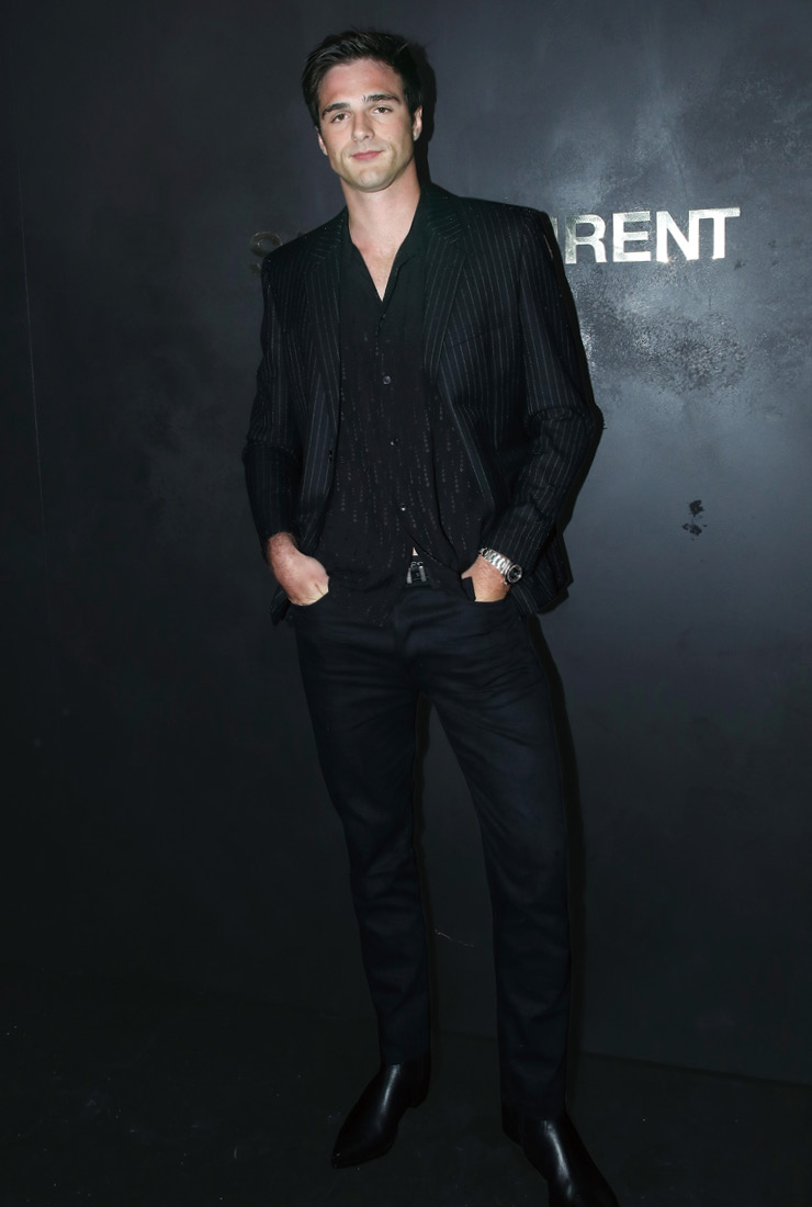 셔츠 단추를 2~3개 풀어 연출한 생 로랑 수트가 은근히 섹시하다. 