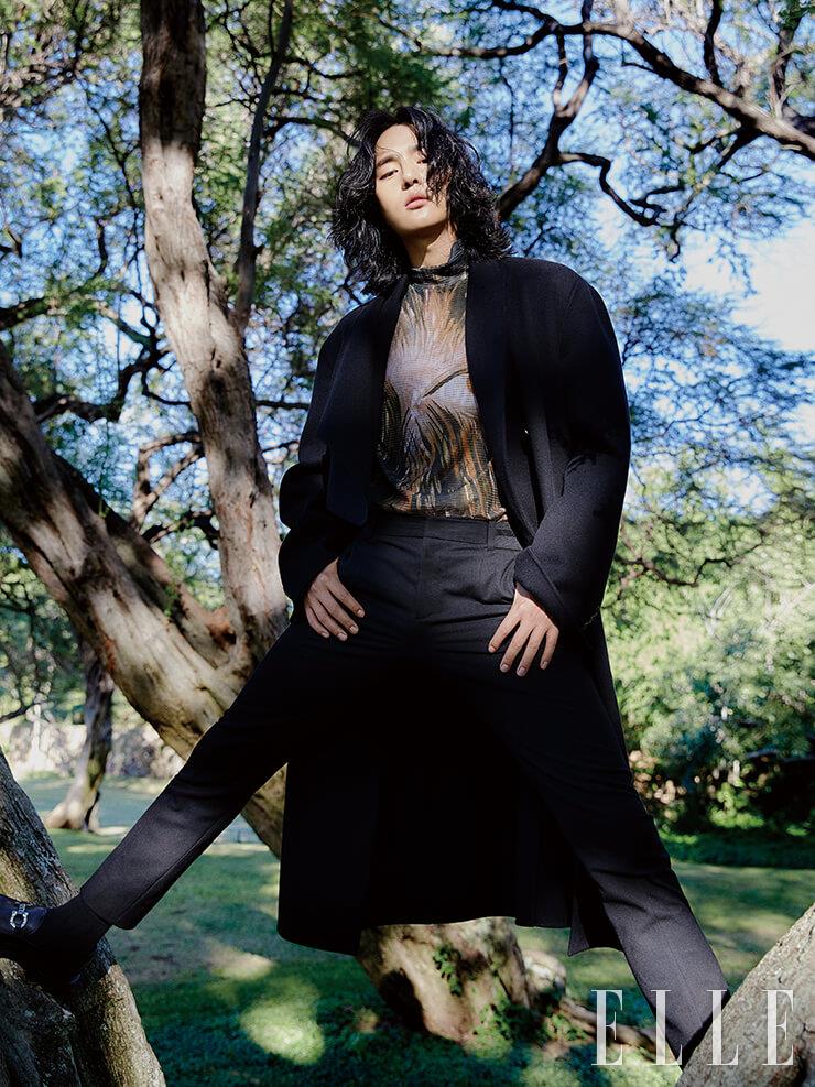 블랙 코트와 애니멀 모티프의 프린트 톱, 블랙 팬츠는 모두 Dior Men. 로퍼는 Salvatore Ferragamo.