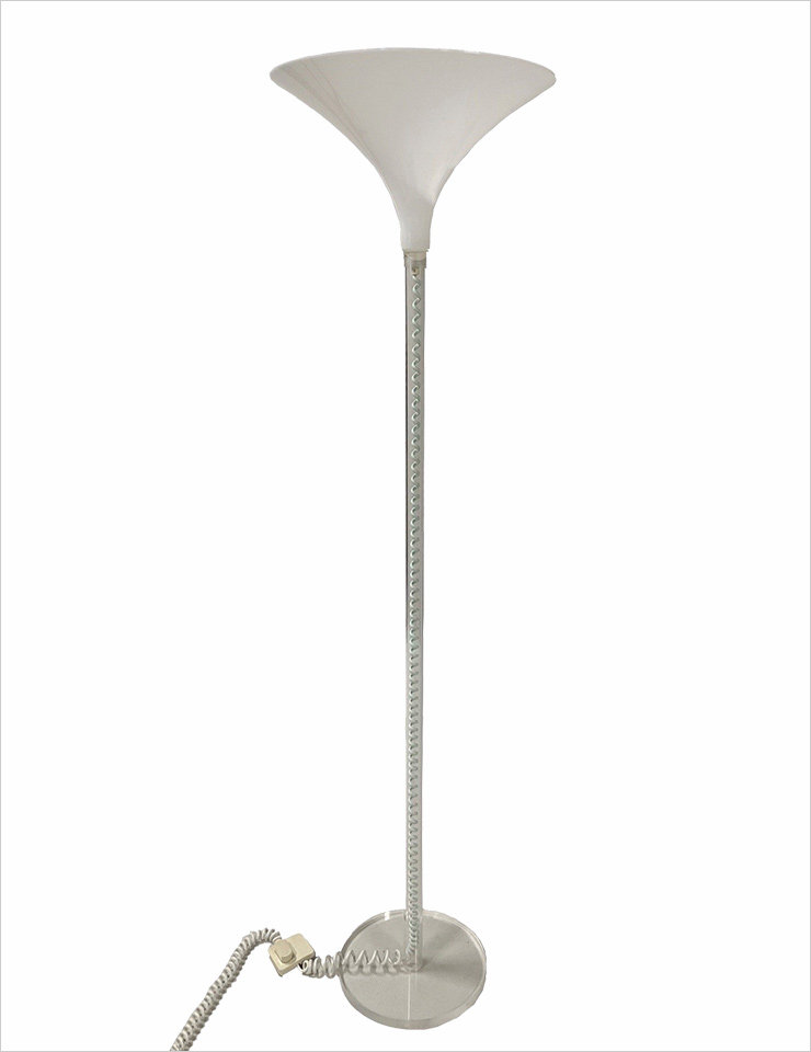 하코 루어 플로어 램프 네덜란드 조명 회사 하코 루어에서 디자인한 70년대 빈티지 제품. 오랫동안 디깅하다가 국내 빈티지 가구 사이트에서 발견하고는 주저 없이 구입해 침대 옆에 모셔뒀다.