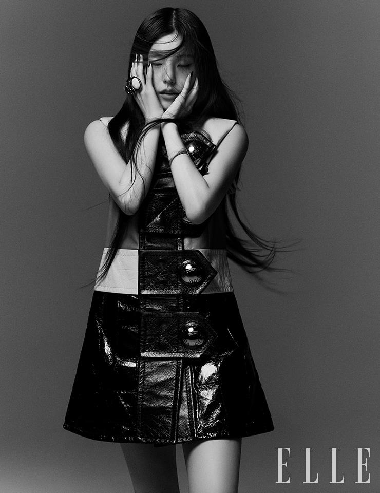 빅 버튼의 A라인 레더 드레스와 참, 크리스털 장식의 링은 모두 Louis Vuitton.
