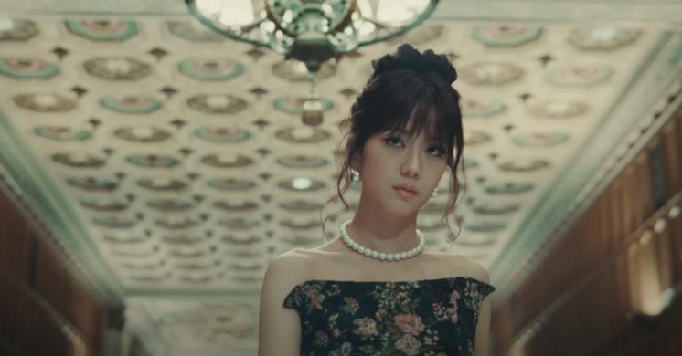 지수 ‘꽃(FLOWER)’ 뮤직비디오의 장면. 해당 의상은 리리(LEE y. LEE y)의 2023 봄 여름 시즌의 페르난드 드레스.