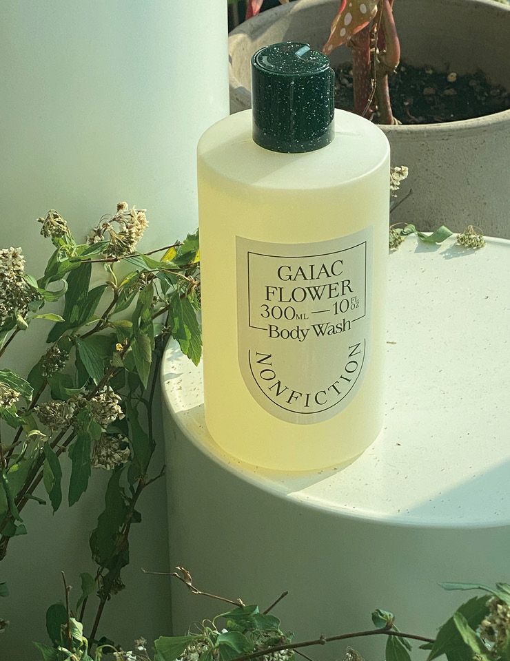 샤워할 때마다 스모키하게 변주된 오리엔탈 플로럴 향이 하루의 마무리를 릴랙싱해 준다. 가이악 플라워 보디 워시, 3만6천원, Nonfiction.