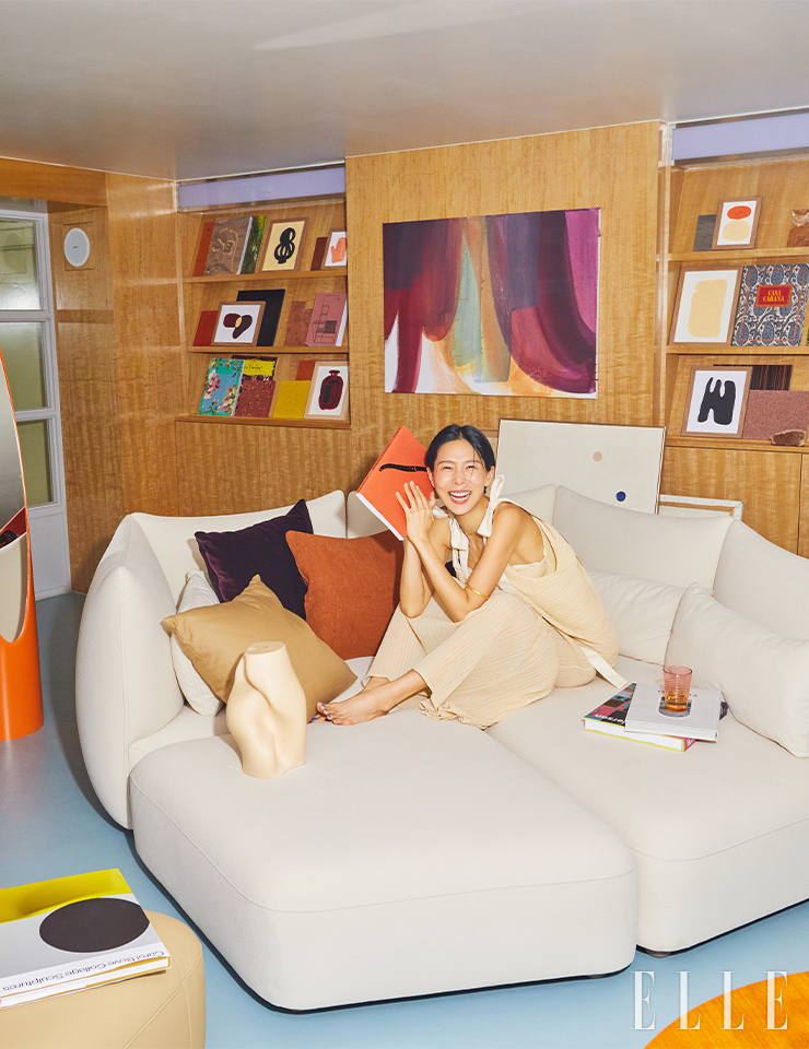 케렌시아 4인 소파(카밀라 컬러 모스토 패브릭)는 3백68만원, Alloso. 드레스는 Eudon Choi. 네크리스, 뱅글은 스타일리스트 소장품.