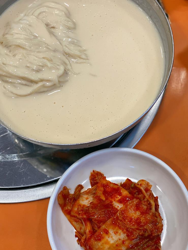 콩국수와 김치의 조합