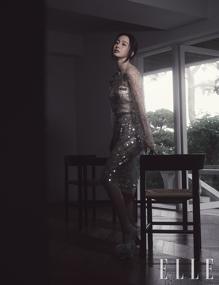 톱과 쇼츠, 스커트는 모두 Miu Miu. 이어 커프는 Portrait Report. 슈즈는 8 by Yoox.