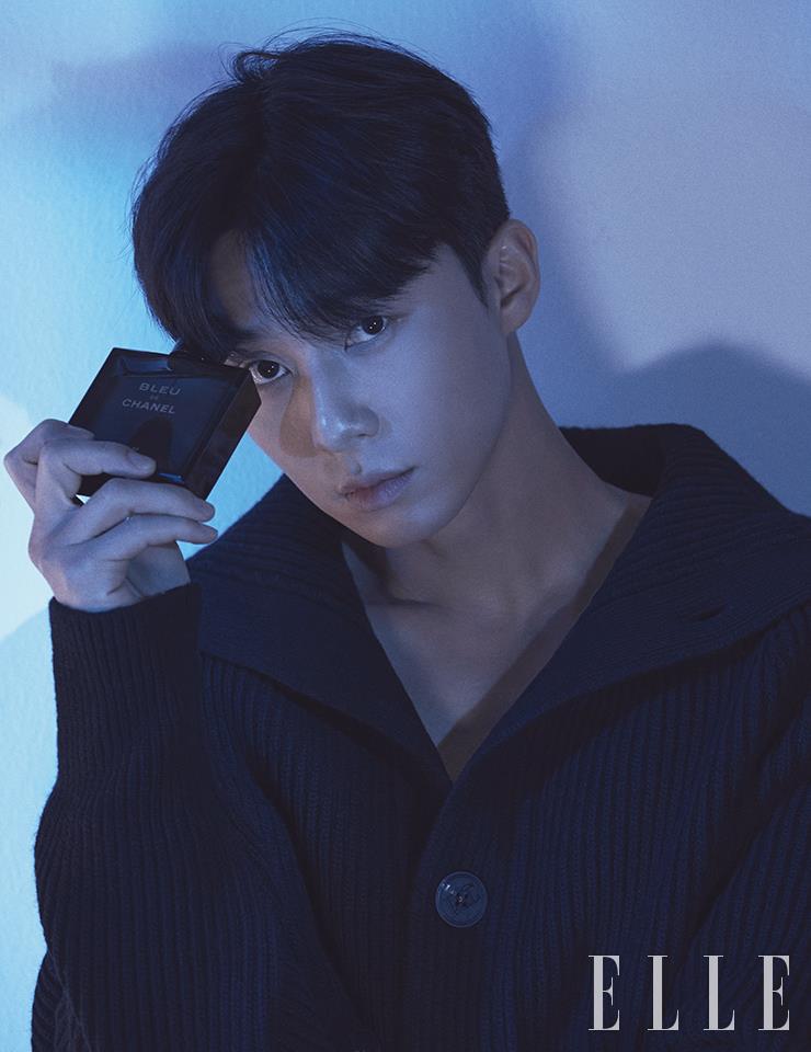 상쾌한 제스트와 라벤더, 제라늄에 시더와 뉴칼레도니아산 샌들우드를 더한 블루 드 샤넬 빠르펭은 깊고 묵직한 향의 이면에 섬세하고 부드러운 면모를 지녔다. 깊은 심연처럼 블랙과 블루를 넘나드는 미드나이트 블루 컬러의 보틀은 각도와 빛에 따라 미묘하게 다른 색으로 보이는데, 이 또한 블루 드 샤넬의 신비로움을 극대화하는 요소. 사용 제품은 Chanel.