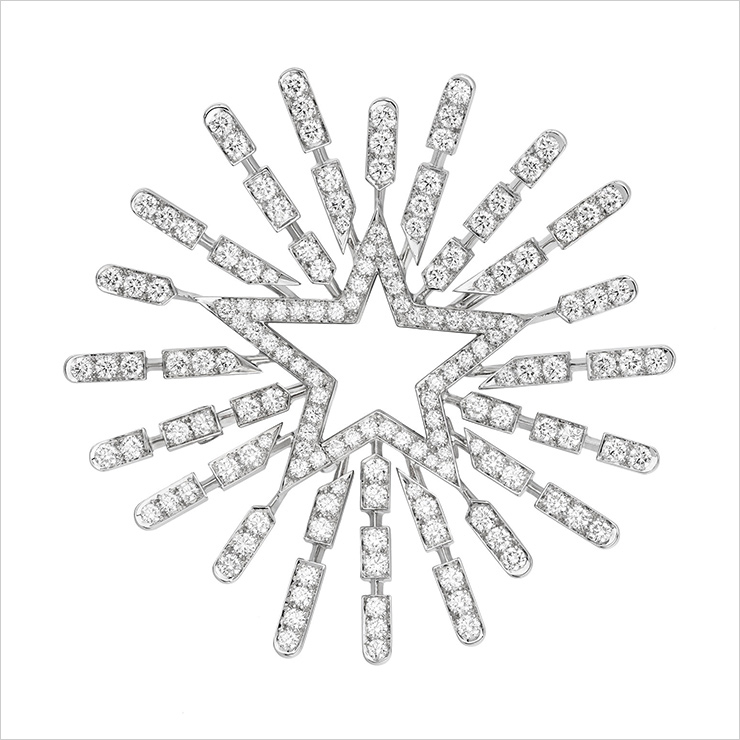 브로치로 연출할 수 있는 알뤼르 쎌레스테 네크리스 펜던트.