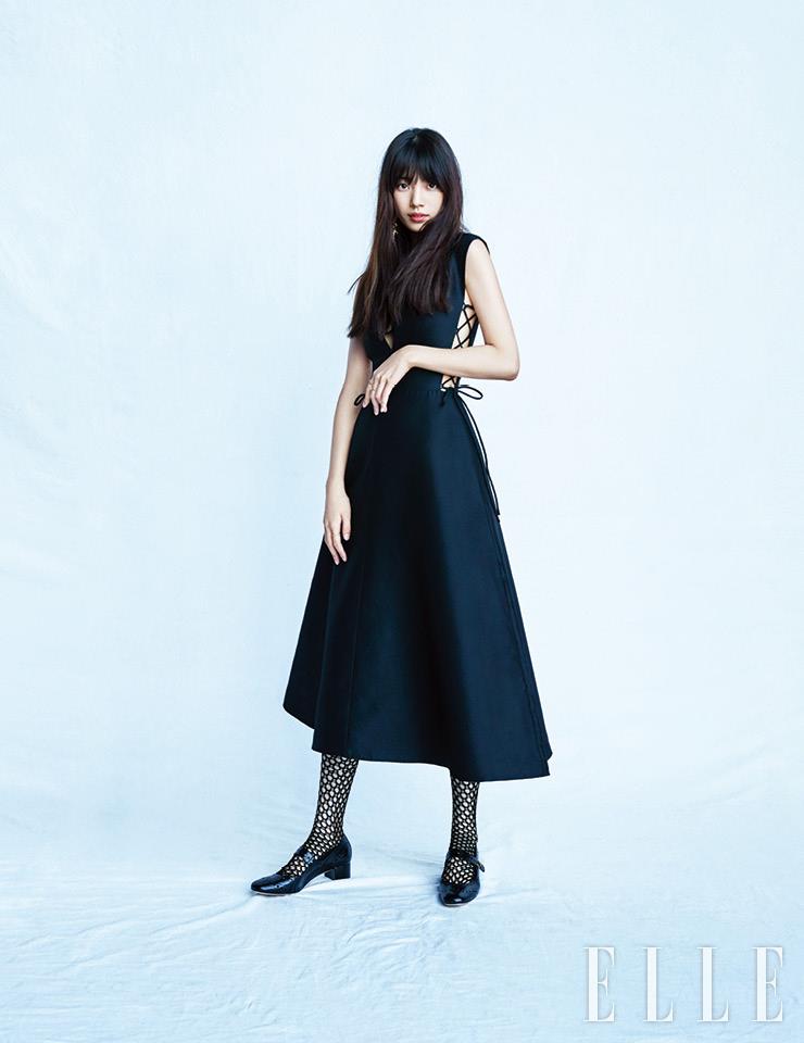 레이스업 디테일의 드레스와 피시넷 삭스, 메리 제인 힐, 드롭 이어링, 양손에 착용한 골드 링은 모두 Dior.