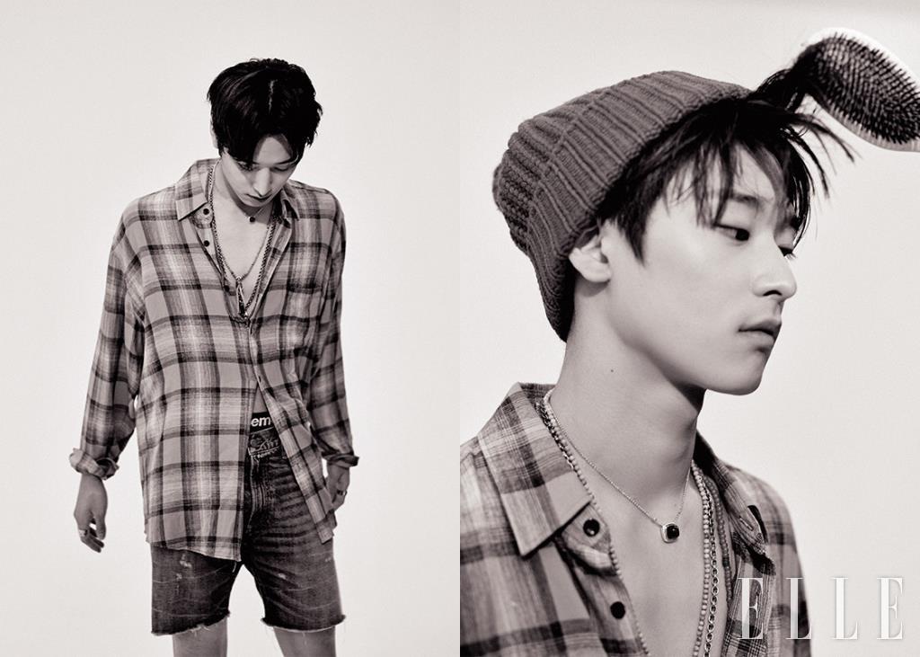 체크 셔츠는 Celine Homme by Hedi Slimane. 데님 쇼츠는 Polo Ralph Lauren. 블루 토파즈 펜던트 네크리스는 Fred. 실버 롱 네크리스는 Chrome Hearts. 레이어드한 비즈 네크리스와 반지, 비니는 모두 스타일리스트 소장품.