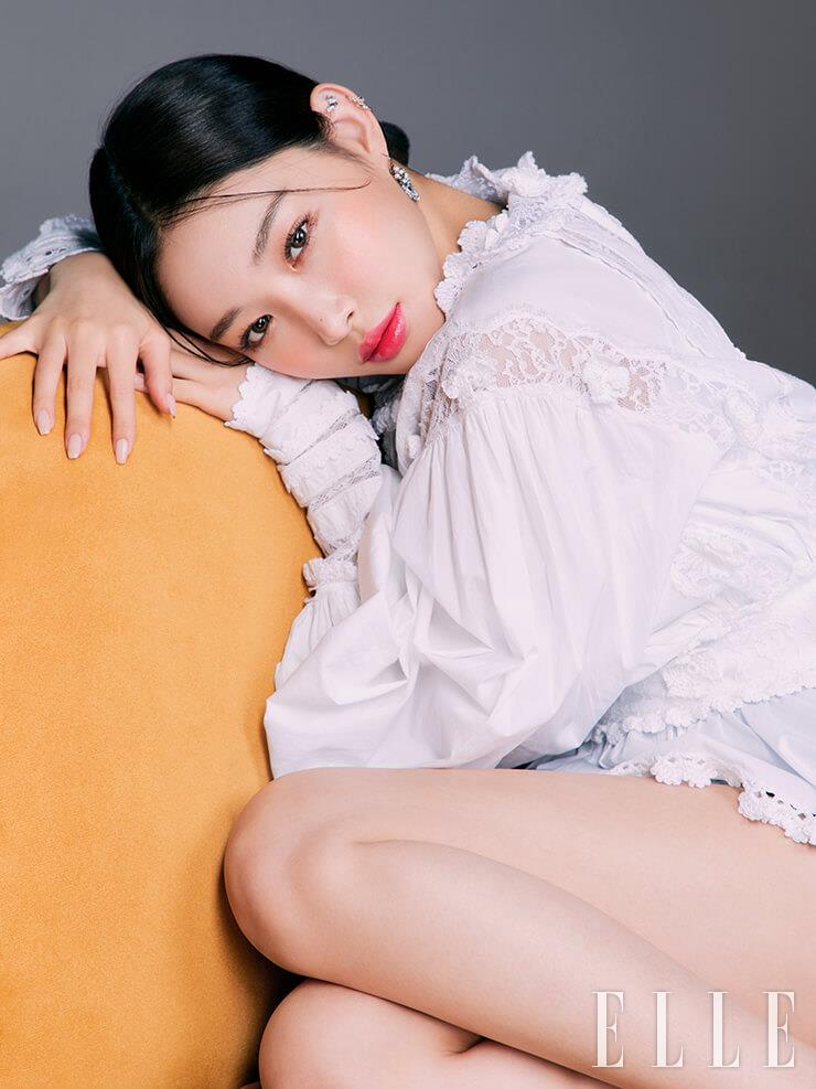 화이트 레이스 블라우스, 디보션 이어링은 모두 DOLCE&GABBANA. 