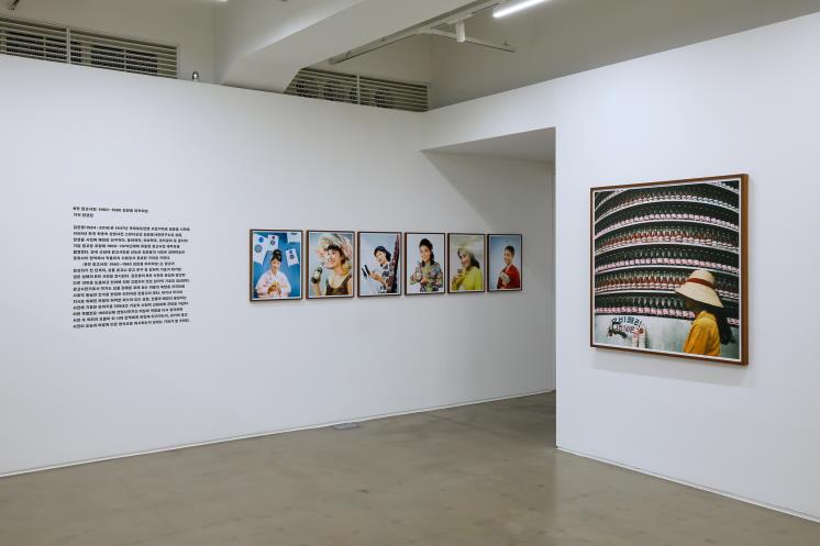 1세대 상업 사진가 김한용의 1960~1980년대 광고 사진 B컷을 모은 아카이브. 