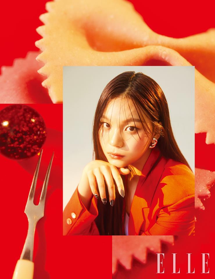 레드 컬러 테일러드 재킷은 Jain Song. 연보라색 톱은 H&M, 이어커프는 Recto.