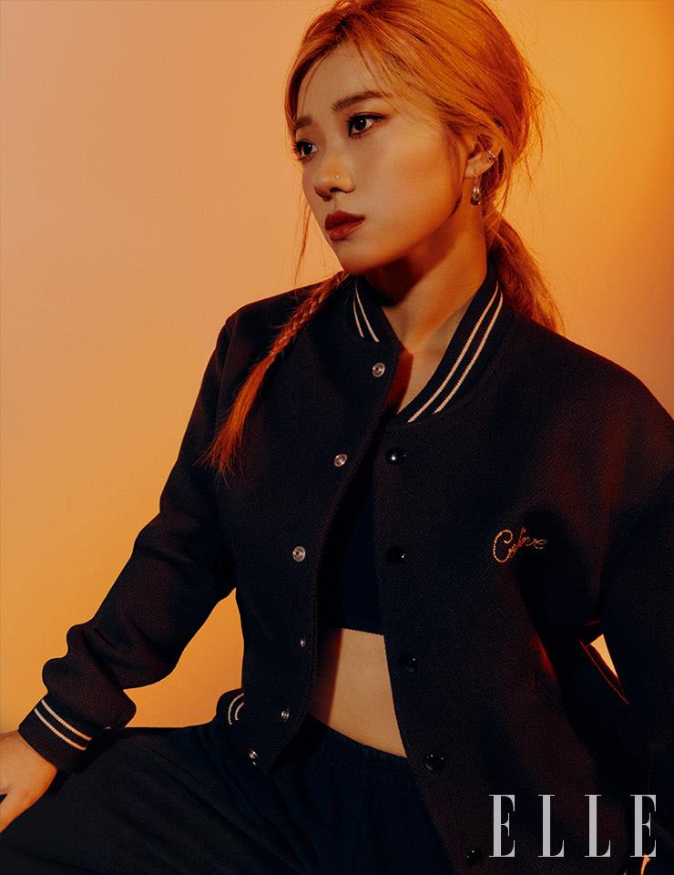 여진의 블루종, 블랙 트레이닝 팬츠는 모두 스타일리스트 소장품. 