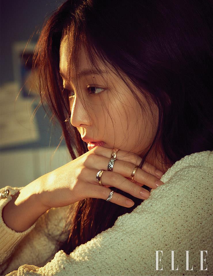 검지에 낀 베이지골드 코코 크러쉬 스몰 링, 중지에 낀 다이아몬드를 세팅한 화이트골드 코코 크러쉬 스몰 링, 레이어드한 베이지골드 코코 크러쉬 미니 링, 약지에 낀 코코 크러쉬 유앤미 스몰 링, 새끼손가락에 낀 화이트골드 코코 크러쉬 미니 링은 모두 Chanel Fine Jewelry.