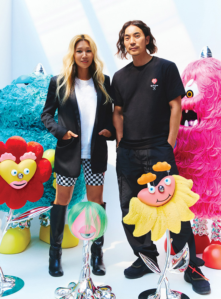 스왈로 더 캔디 캐릭터와 포즈를 취한 요니와 스티브. 