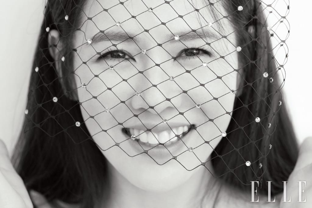 크리스털이 장식된 헤드피스는 Q Millinery.