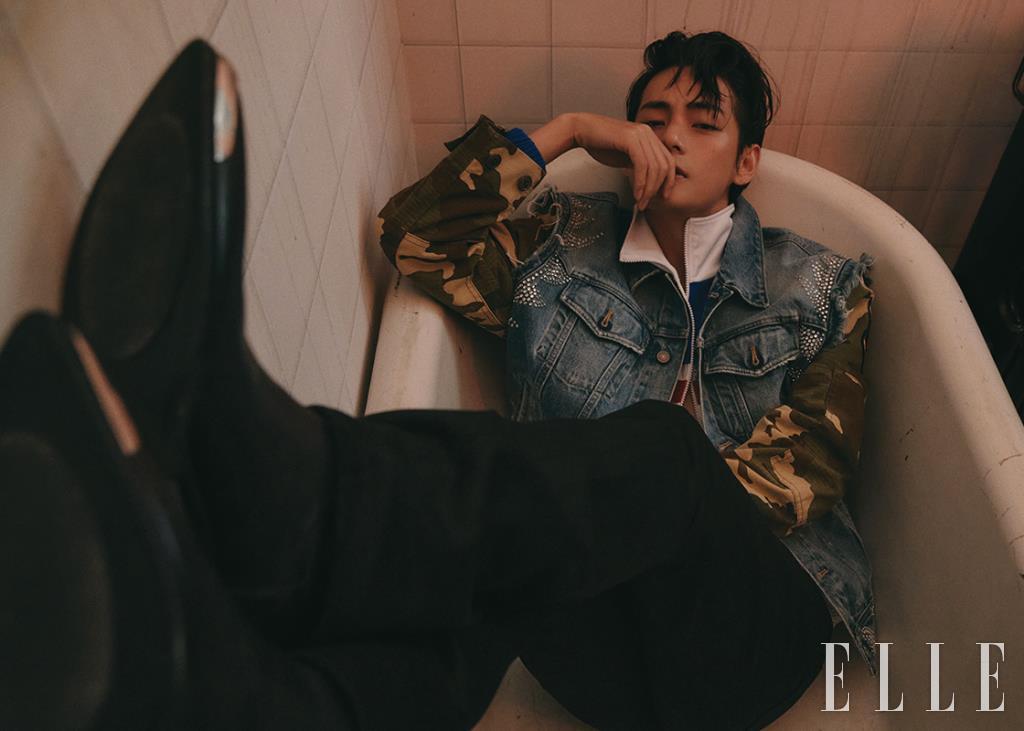 카무플라주 슬리브의 데님 재킷과 트랙수트 재킷, 데님 팬츠와 앵클부츠는 모두 Celine Homme.