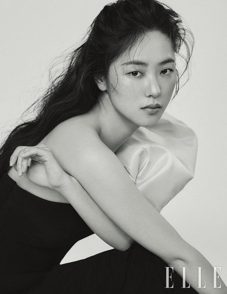 퍼프 디테일이 들어간 원 숄더 점프수트는 Moschino.