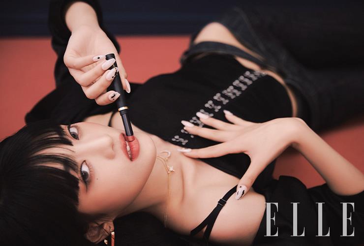 뷔스티에 레이어드 셔츠는 YCH. 벨티드 슬릿 데님 팬츠는 Songe Creux. 슈즈는 Sergio Rossi. 네크리스와 이어링은 모두 스타일리스트 소장품. 