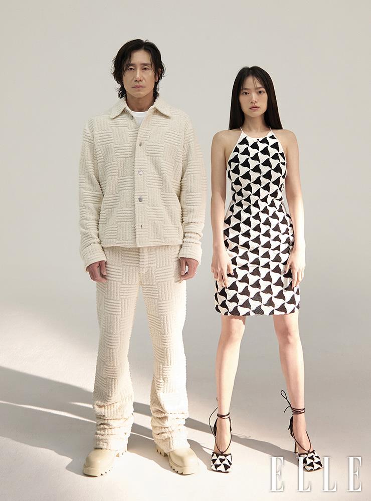 신하균이 입은 톱과 팬츠, 슈즈는 모두 Bottega Veneta. 천우희가 입은 원피스와 구두는 모두 Bottega Veneta.