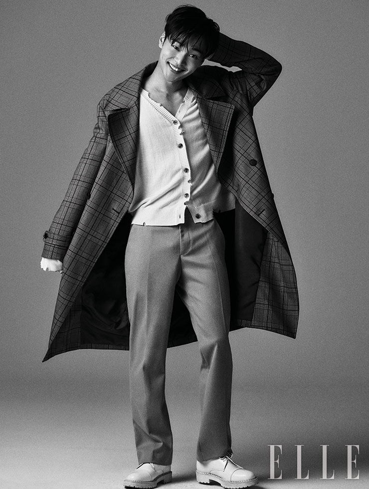 체크 패턴의 트렌치 재킷 코트는 Liber Classy. 빈티지 카디건은 Instant Funk. 팬츠는 스타일리스트 소장품. 화이트 스트레이트 팁은 Sonshinbal.