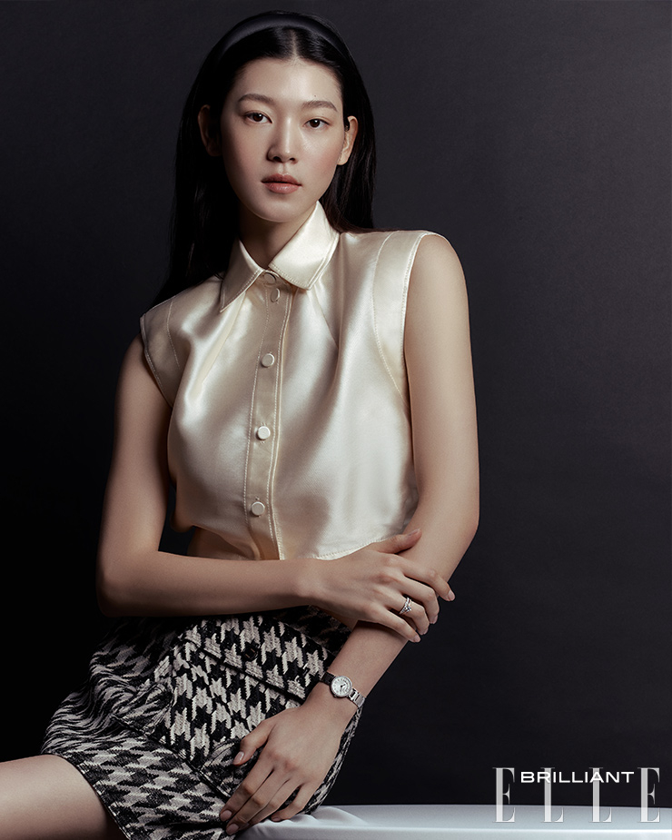 플래티넘에 다이아몬드를 세팅한 ‘로망스 웨딩 밴드’ 링은 1천2백만원대 VAN CLEEF & ARPELS. 로즈 골드에 라운드 브릴리언트 컷 다이아몬드를 장식하고 다이아몬드를 파베 세팅한 ‘로마 아모르’ 링은 가격 미정 BULGARI. 스테인리스 스틸 소재의 화이트 다이얼 ‘티파니 아틀라스 2 핸즈’ 워치는 가격 미정 TIFFANY & CO. 새틴 슬리브리스 블라우스는 36만9천원 SANDRO. 하운드 투스 체크 패턴의 포켓 스커트는 49만8천원 EENK.