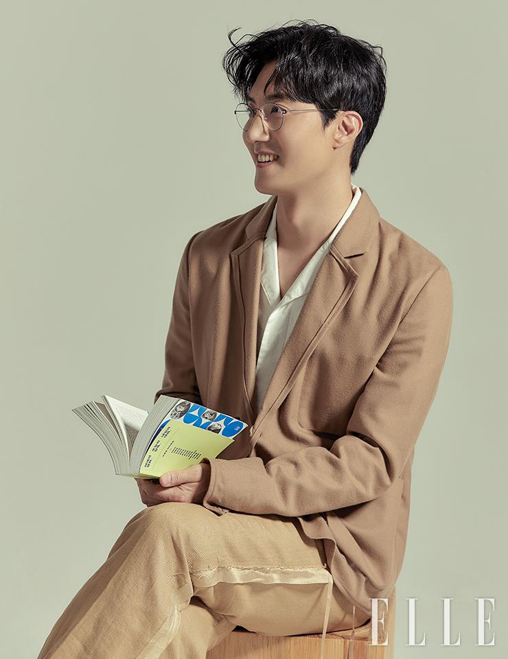화이트 셔츠는 Lemeteque. 재킷과 팬츠는 모두 스타일리스트 소장품.