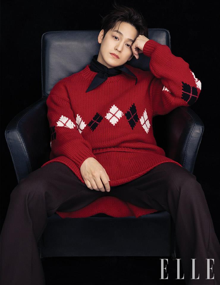 리본 셔츠는 Lemaire. 레드 니트 톱은 Stefan Cooke by Boontheshop. 팬츠는 Séfr.