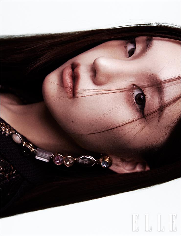 멀티 크리스털 장식의 드롭 이어링은 Louis Vuitton.