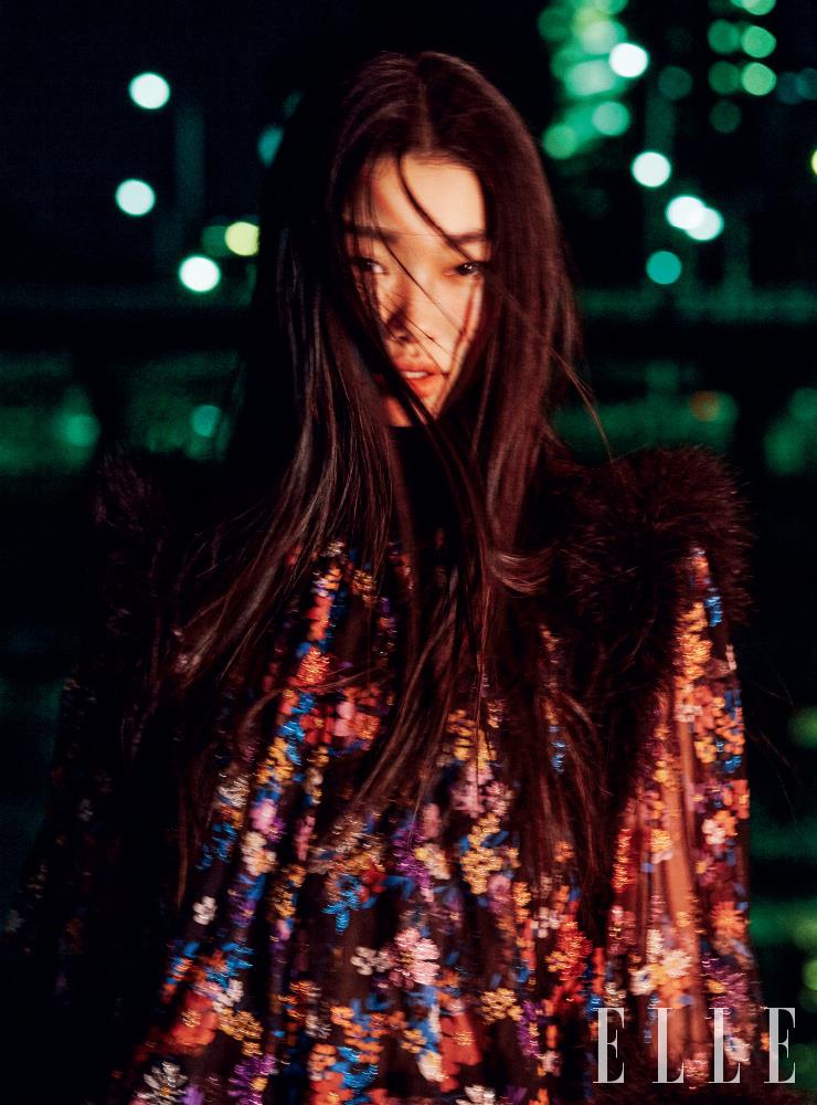 퍼를 장식한 플라워 패턴의 시퀸 톱은 Saint Laurent by Anthony Vaccarello.