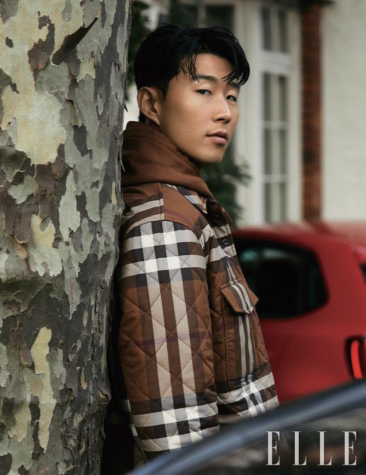 체크 퀼팅 재킷과 코튼 후디드 스웨트셔츠는 모두 Burberry.