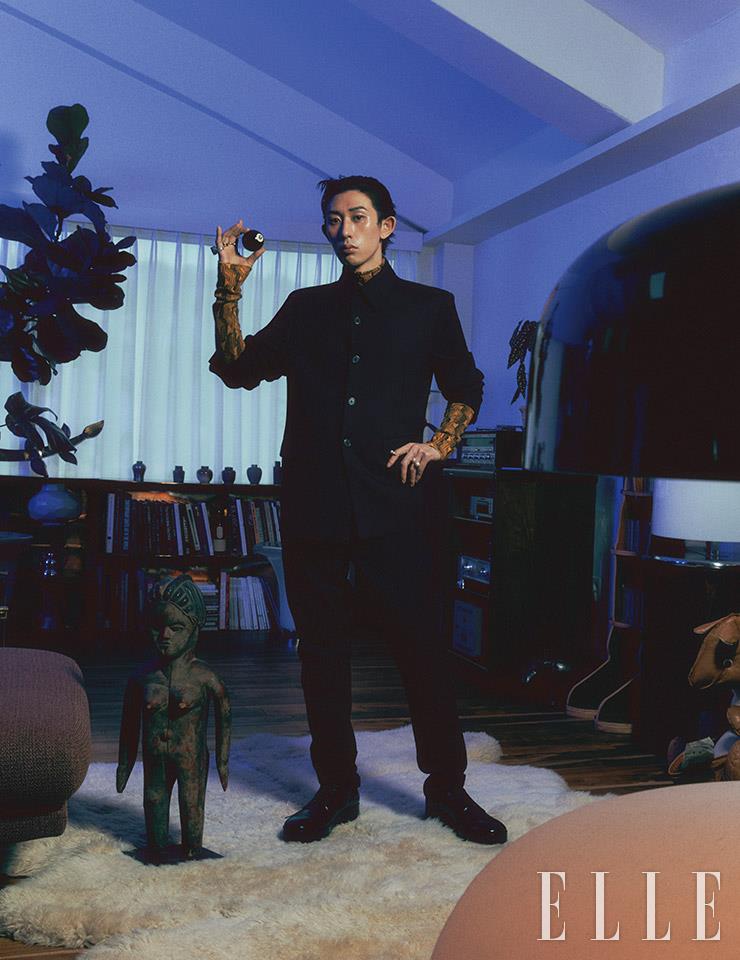 재킷과 팬츠, 옐로 보디수트, 베르니체 슈즈는 모두 Prada. 체인 장식의 ‘펄 스트레치드’ 링은 Tasaki.