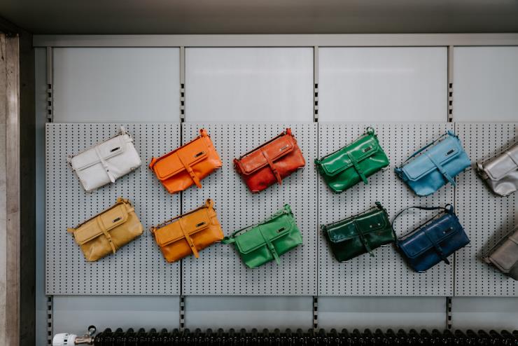 FREITAG ⓒ Claudio Schwarz/ Unsplash