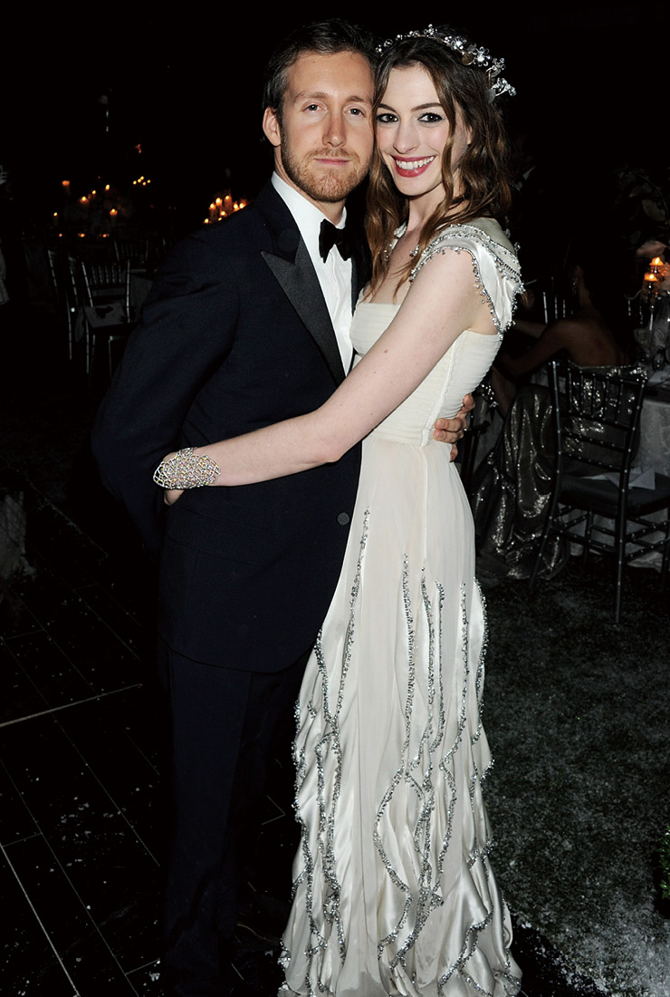 ‘사랑이 다른 사랑으로 잊혀지네’라는 노랫말은 국경을 초월한 만국 공통의 진리? 처진 눈매가 닮은 앤 해서웨이와 배우 겸 보석 디자이너인 애덤 셜먼은 전 남자친구와의 이별에 힘들어하던 앤을 위로하다 사랑에 빠져 2012년 결혼에 골인했다. 