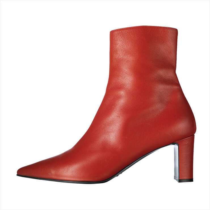 심플한 디자인의 앵클부츠는 19만8천원, Rachel Cox. 