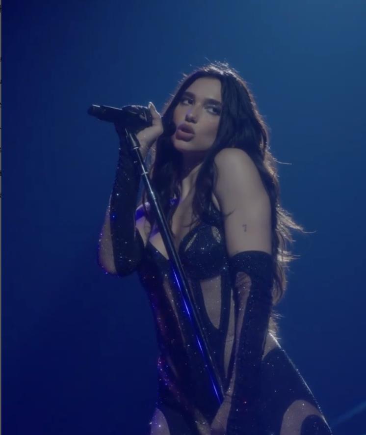 Future Nostalgia 투어에서 뮈글러의 의상을 입고 클로징 퍼포먼스를 하는 두아 리파의 모습.