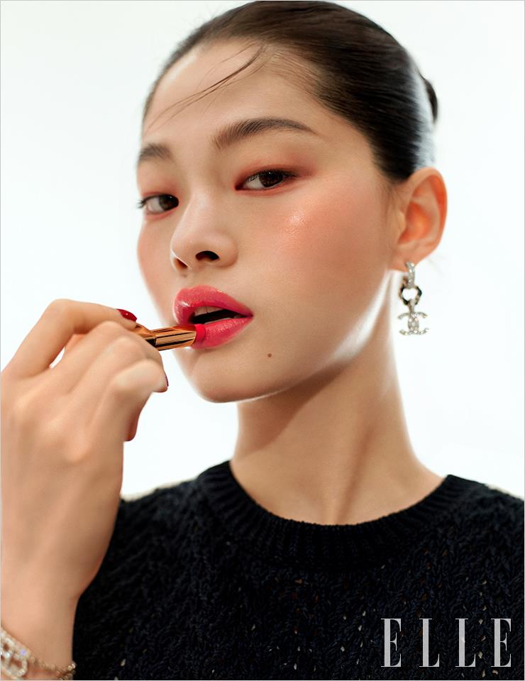 피부 속에서 배어나오는 듯 투명하게 차오른 윤기 피부는 바움 에쌍씨엘 글로우 스틱, 트렌스페어런트로 표현한다. 생기 어린 양 볼의 혈색은 N°1 DE CHANEL 레드 까멜리아 립 앤 치크 밤, 2 헬시 핑크로 연출한 것. 입술엔 강렬한 라이트-리플렉팅 효과를 지닌 래디언스 피니쉬의 루쥬 알뤼르 렉스트레, 844를 발라 마무리한다. 사용 제품은 모두 Chanel.